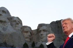 Ông Trump bị đồn muốn tạc chân dung lên 'núi Tổng thống' Rushmore