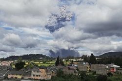 Núi lửa Sinabung của Indonesia phun trào