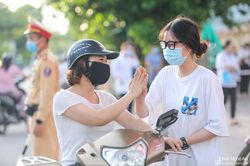Hình ảnh đẹp của phụ huynh Nghệ An đồng hành cùng sĩ tử Kỳ thi THPT