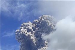 Núi lửa Sinabung ở Indonesia phun trào khói bụi cao 5 km