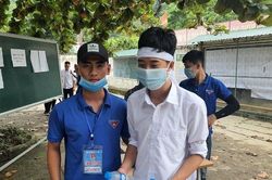 Thí sinh Nghệ An đeo khăn tang đến trường dự thi