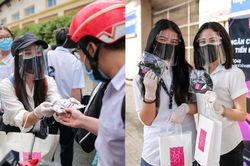 SGO48 chung tay vì cộng đồng, đội mưa đi phát 1000 khẩu trang miễn phí cho sĩ tử mùa thi