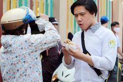Những hình ảnh đáng nhớ của cha mẹ tiếp sức cho con trong 'kỳ thi Covid-19'