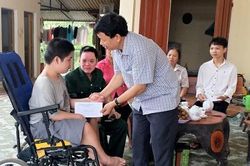 Trao quà nhân Ngày Vì nạn nhân chất độc da cam 10/8