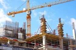 Công ty đang xin cấp chứng chỉ năng lực xây dựng có được ký hợp đồng nhận thầu không?