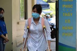 Thí sinh bị gãy chân, phải chống nạng đi thi môn cuối kỳ thi tốt nghiệp THPT