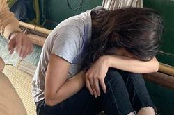 Hà Nội: Cứu cô gái trẻ gieo mình xuống sông Hồng tự tử