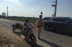 Con chưa đủ tuổi, không có giấy phép lái xe vẫn được mẹ 'nhờ' chở đi khắp nơi