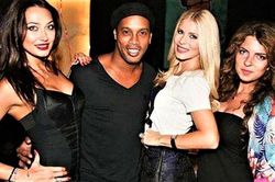 Ronaldinho bị tố tiệc tùng với người mẫu khi chịu quản thúc