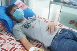 Điều dưỡng bị hành hung vì ngăn người thân bệnh nhân vây đánh bác sĩ