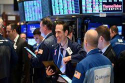 Chứng khoán Mỹ: Kỳ vọng vào gói cứu trợ mới, S&P 500 tiến sát đỉnh mọi thời đại