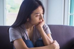 Mở món quà mẹ chồng tặng cháu, cả tôi và chồng đều sững sờ