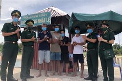 Quảng Bình: Cứu sống 8 thuyền viên trên tàu cá bị chìm ngoài khơi cửa Nhật Lệ