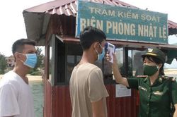 Cứu 8 thuyền viên bị chìm tàu ngoài khơi Quảng Bình