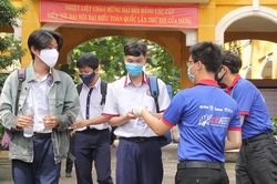 Hết mình 'tiếp sức' sĩ tử vượt vũ môn