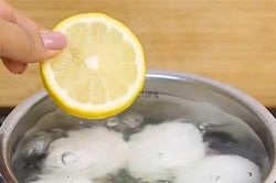 Cho thêm một lát chanh vào nồi luộc trứng, bạn sẽ thấy điều kì diệu sau đó