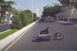 Clip: Định thể hiện trước đầu ô tô, nam thanh niên nhận cái kết bẽ bàng