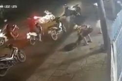 Cầm mã tấu đập phá quán nhậu, chém người bị thương