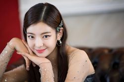 Netizen xứ Hàn quan tâm đến cả khuôn đầu của idol và đây là cô gái được khen nhiều nhất