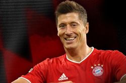 Lewandowski ghi bàn bằng cả đội Barca tại Champions League