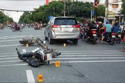 Hai tên cướp bị bắt khi tông vào ôtô