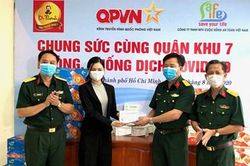 Trao quà và 10.000 khẩu trang tặng LLVT Quân khu 7