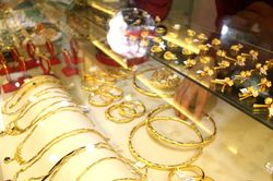 Giá vàng hôm nay 12/8: Lao dốc không phanh, mở mắt mất 6 triệu/lượng