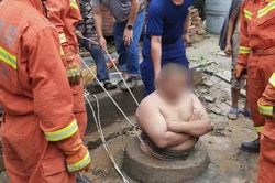 Giải cứu người đàn ông nặng 125kg mắc kẹt ở miệng giếng cạn
