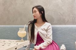 Ngày thường diện hở tới đỏ mặt, mà nay Jun Vũ bỗng kín cổng cao tường đến lạ