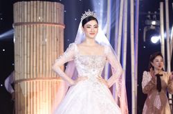 Lương Thùy Linh lập kỷ lục với chiếc váy cưới của NTK Anh Thư được đấu giá cao nhất lịch sử Vbiz