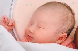 Dân mạng trầm trồ trước vẻ đáng yêu của con gái Văn Đức, đặc biệt là chiếc mũi 'cực phẩm'