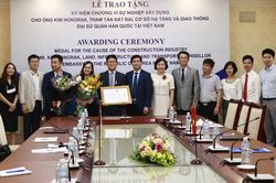 Trao tặng Kỷ niệm chương Vì sự nghiệp Xây dựng cho Tham tán Đại sứ quán Hàn Quốc tại Việt Nam