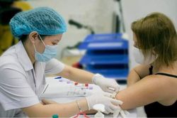 Người phụ nữ ngoại quốc tình nguyện hiến huyết tương để cảm ơn Việt Nam