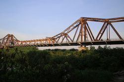 Sống lay lắt dưới chân cầu Long Biên