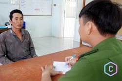 Người đàn ông tự cắt vai áo rồi hoang báo cướp