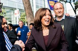 Kamala Harris truyền cảm hứng cho 'giấc mơ bất khả thi' ở Jamaica