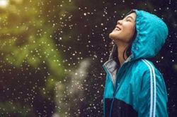 Đi mưa về 'ướt như chuột lột', hãy làm ngay 4 việc để tránh rước bệnh vào thân