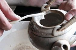Mẹo biến ấm chén xỉn màu sáng bóng trở lại sau vài phút học lỏm từ nhân viên nhà hàng