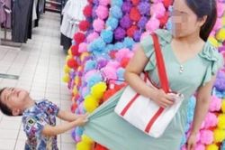 Con nằng nặc đòi mua đồ chơi, người mẹ nói 1 câu, chủ cửa hàng phải vỗ tay khen