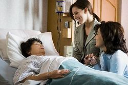 Thói quen thăm người ốm tại bệnh viện: Duy trì hay bỏ?