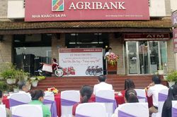 Agribank Chi nhánh Lào Cai II trao xe SH cho khách hàng may mắn