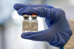 Vaccine ngừa COVID-19 đầu tiên trên thế giới: Hi vọng và hoài nghi