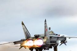 MiG-31 nổ lốp, mài càng xuống đường băng tóe lửa