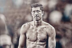 Lewandowski tăng cường cơ bắp nhờ ăn uống ngược đời
