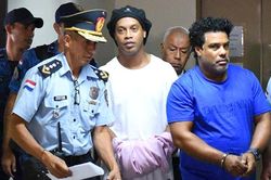 Ronaldinho ở tù vẫn ăn nhậu cùng siêu mẫu