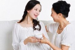 Khổ vì được mẹ chồng 'yêu'