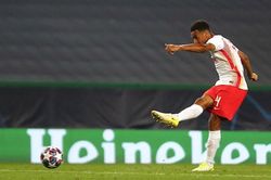 Tiền vệ Tyler Adams đi vào lịch sử C1, sau pha ghi bàn ấn định tỉ số