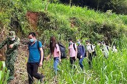 Cửa khẩu Trà Lĩnh và Cô Ba bàn giao công dân nhập cảnh trái phép đi cách ly phòng dịch