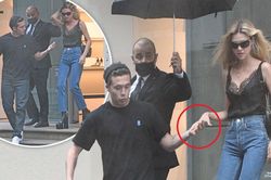 Cậu cả nhà Beckham chăm sóc vị hôn thê trên phố, lần đầu xuất hiện sau tin đồn cưới bí mật