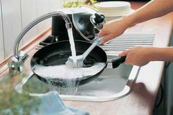 Mẹo hay khử bay mảng bám, vết cháy ở xoong nồi cực nhanh